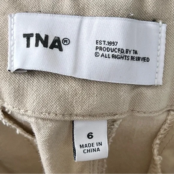 Aritzia TNA Picture Cargo Pant Beige Size 6 High Rise Utility - Picture 11 of 16